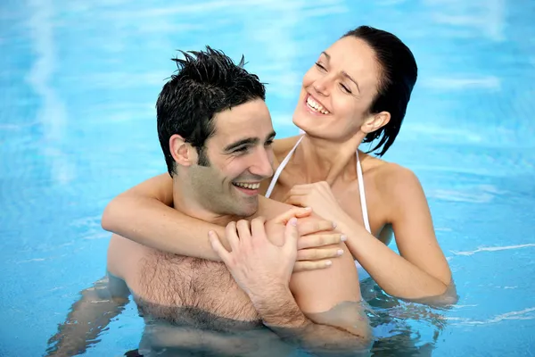 Casal abraço na piscina — Fotografia de Stock