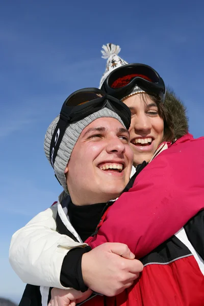 Νεαρό ζευγάρι γέλιο στις πίστες του σκι — Φωτογραφία Αρχείου