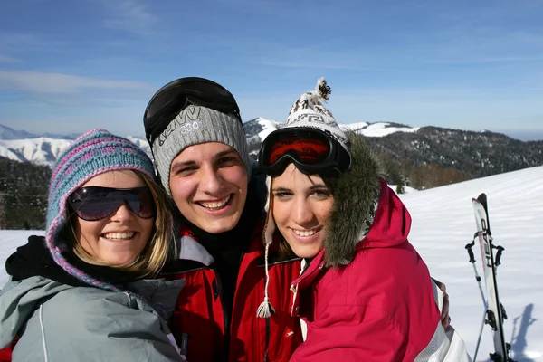 Skupina přátel na lyžařské dovolené — Stock fotografie