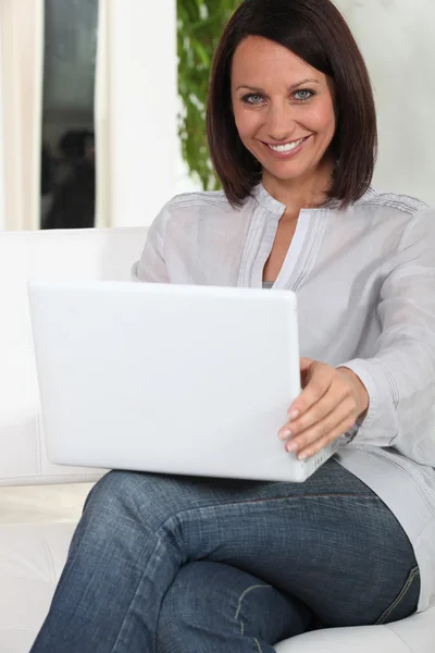 Nő rajta laptop használata — Stock Fotó