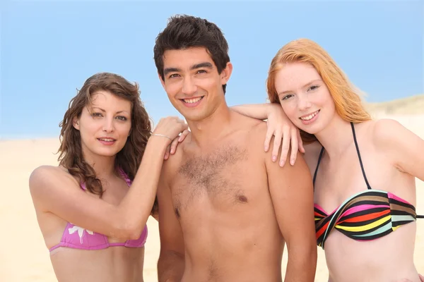 Três adolescentes na praia — Fotografia de Stock