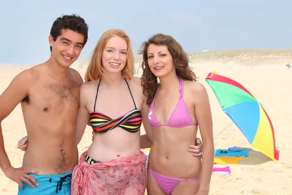 Drie tieners op het strand — Stockfoto