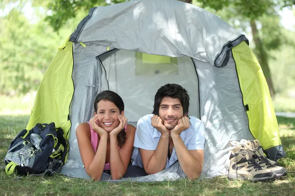 テントに寝そべってるカップル — ストック写真