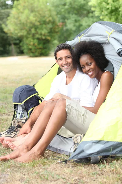Retrato de um casal em uma tenda — Fotografia de Stock