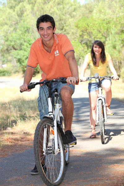 Tonåringar cykling — Stockfoto