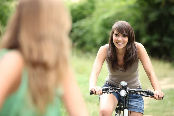 Bisiklete binen iki genç kız — Stok fotoğraf