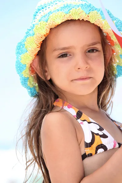 Ung flicka i en bikini och solhatt — Stockfoto