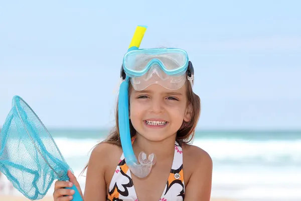 Niña con snorkel y aletas — Foto de Stock