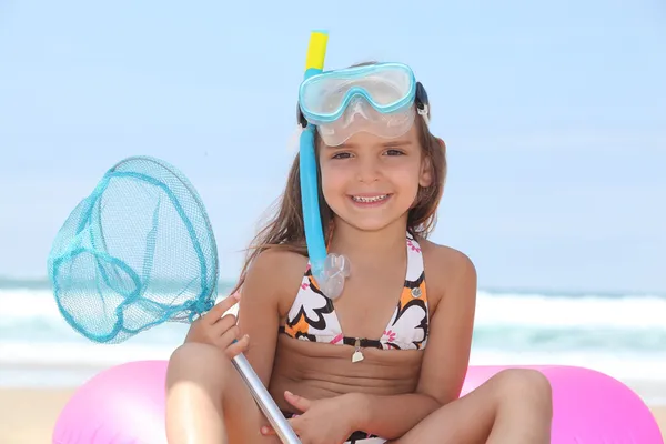 Chica joven en la playa con snorkel, máscara y red de pesca —  Fotos de Stock