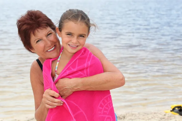 Portrait of a mature woman and a little girl by the seaside — Stock Photo, Image