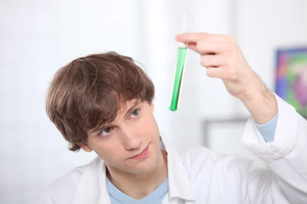 Mannelijke tiener in wetenschap laboratorium — Stockfoto