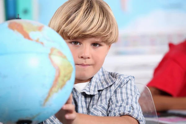 Kid вивчення географії . — стокове фото