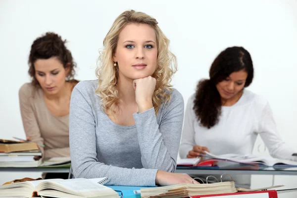 Três estudantes do sexo feminino em classe — Fotografia de Stock