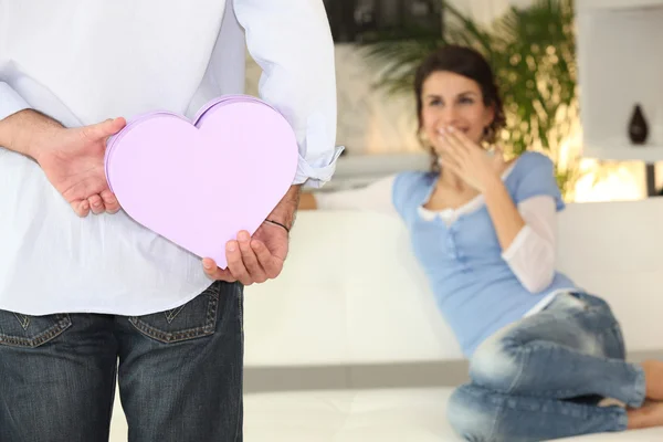 Man surprising woman with gift — Stock Photo, Image