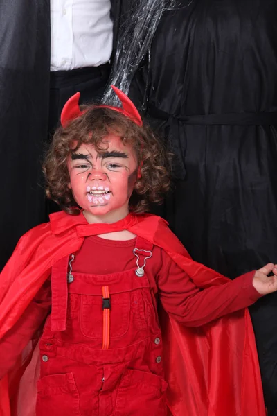 Маленький мальчик, одетый как дьявол — стоковое фото
