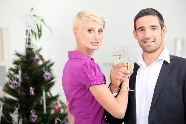 Coppia bere champagne a Natale — Foto Stock