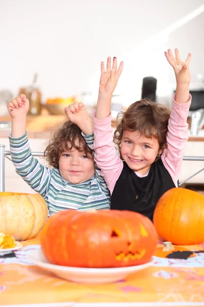 Children carving pumpkins — Stock Photo, Image