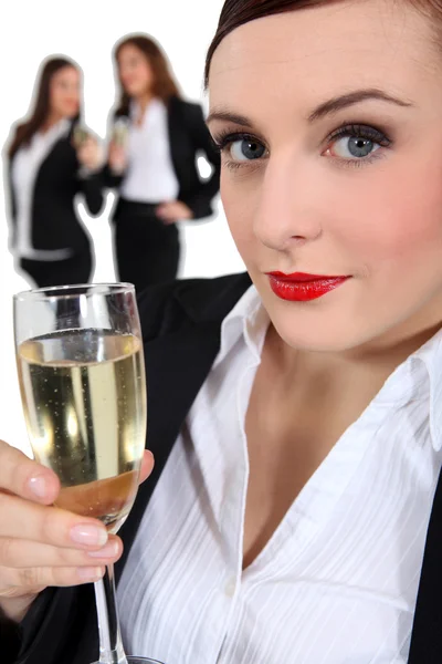 Üzletasszony, iszik pezsgőt — Stock Fotó
