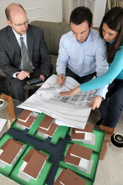 Young couple looking over new house plans — Stock Photo, Image