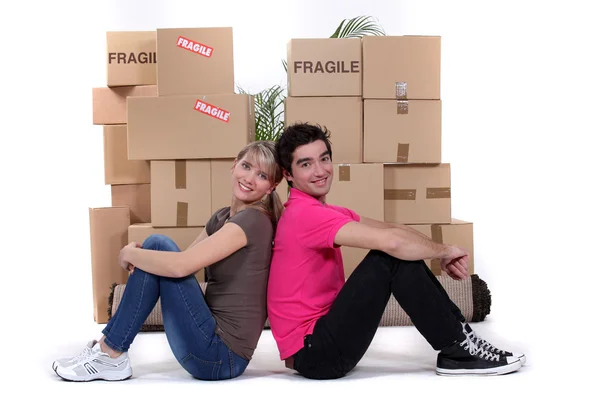 Unga par flyttar tillsammans — Stockfoto
