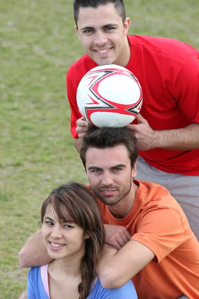 Mladí hrát fotbal v parku — Stock fotografie