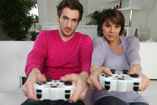 Giovani che giocano ai videogiochi — Foto Stock