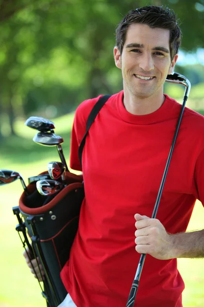 Golfspieler trägt Schläger. — Stockfoto