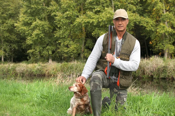 Um caçador e o seu cão . — Fotografia de Stock
