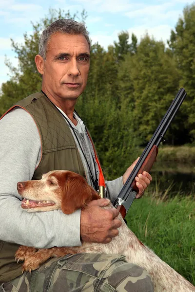 Hunter with a shotgun and spaniel — Stock Photo, Image