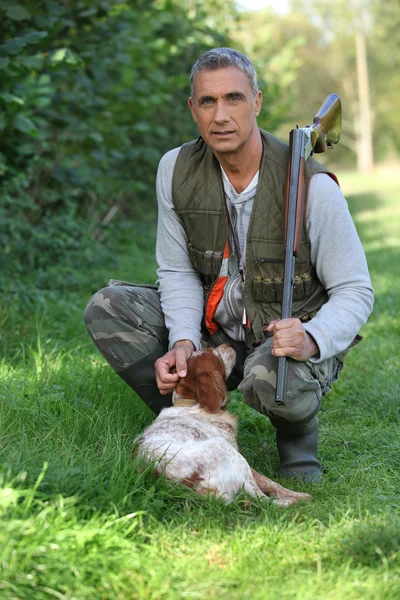 Jäger mit seinem Hund — Stockfoto
