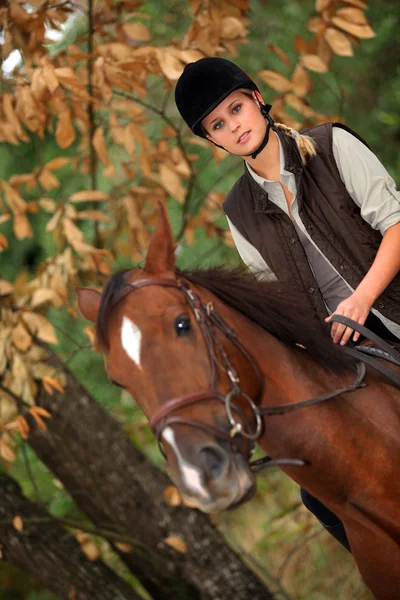 Mulher loira equitação cavalo — Fotografia de Stock