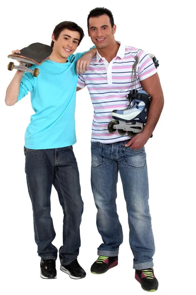Mann mit Rollerblades und Teenager mit Skateboard — Stockfoto