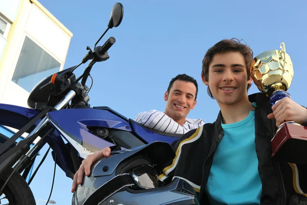 Підліток виграє мотоциклетний гоночний кубок — стокове фото