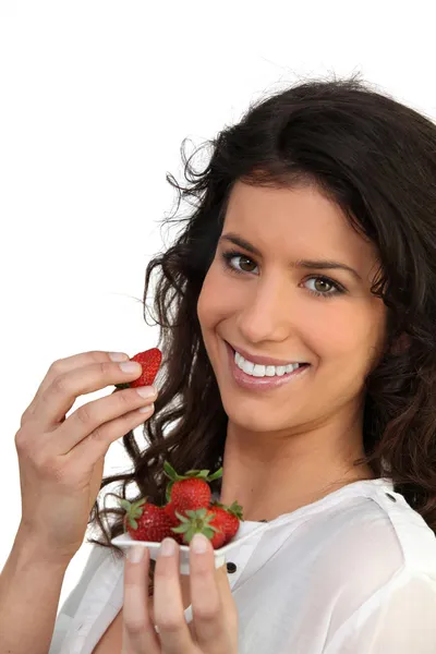 Lächelnde Frau isst Erdbeeren — Stockfoto