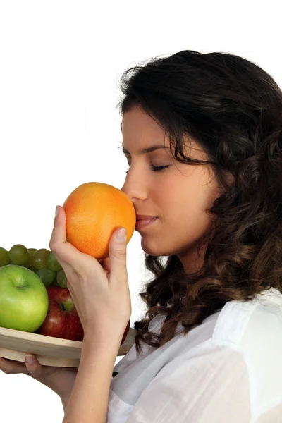 Kobieta wąchania pomarańczowy — Zdjęcie stockowe