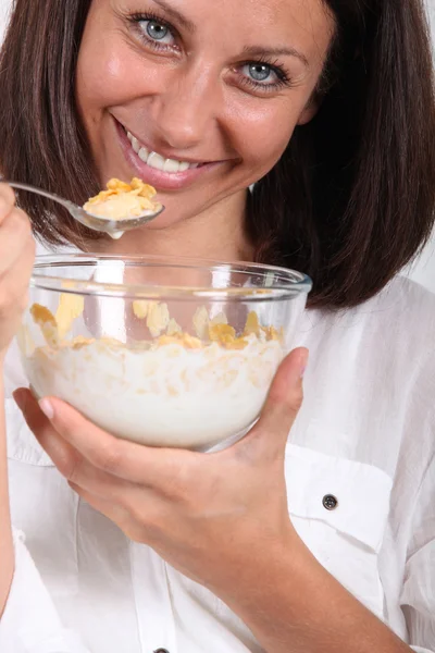 Жінка їсть зерна з миски — стокове фото