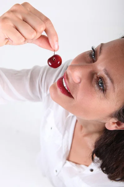 Kvinna anläggning cherry — Stockfoto