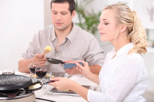 Zwei Freunde essen Raclette — Stockfoto
