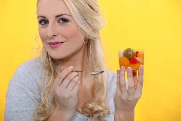 Блондинка жінка тримає фруктовий коктейль — стокове фото
