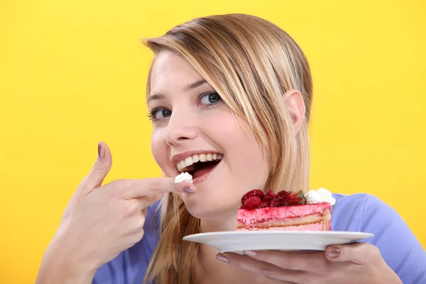 Disfrutando de un pastel de fresa — Foto de Stock
