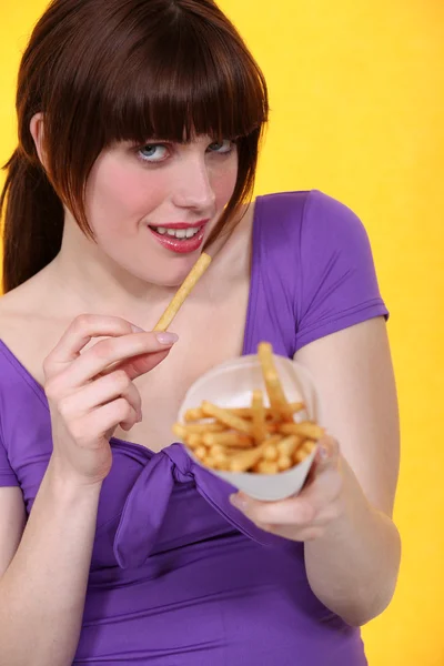 Femme mangeant des frites — Photo