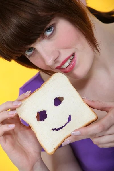 Γυναίκα προβολή φέτα ψωμί σάντουιτς — Φωτογραφία Αρχείου