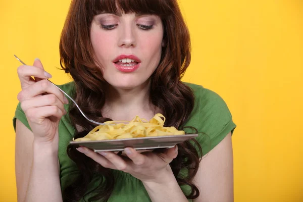 Vrouw bord pasta eten — Stockfoto