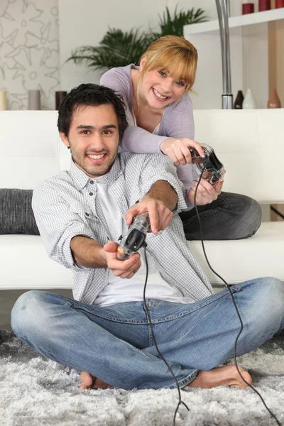 Młoda para grająca w gry wideo — Zdjęcie stockowe