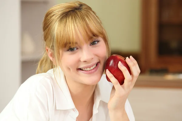Eine blonde Frau und ein Apfel — Stockfoto