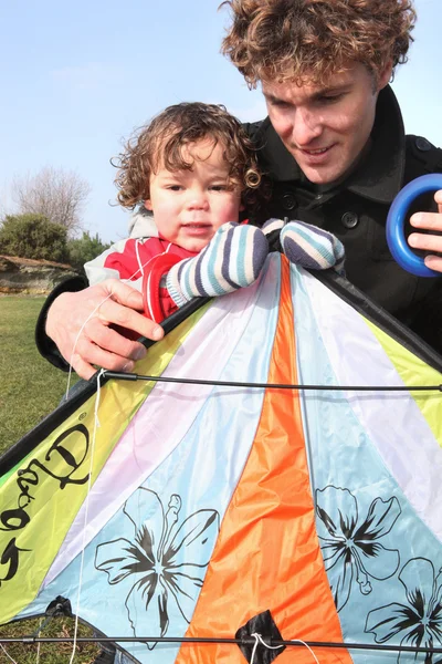 Father and little with kite — Stock Photo, Image