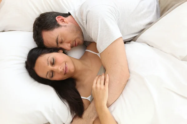 Paar in bed in slaap — Stockfoto