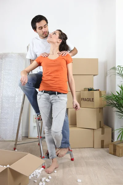 Couple happy to have finally moved into new flat — Stock Photo, Image