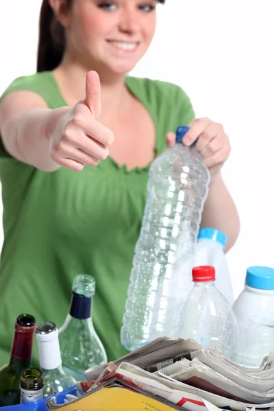 Молодая женщина перерабатывает пластиковые бутылки — стоковое фото