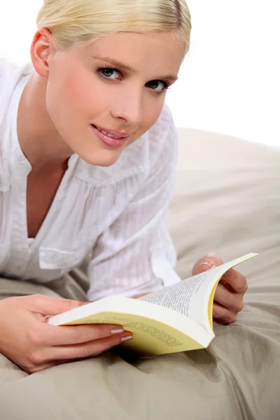 Kvinna läser — Stockfoto